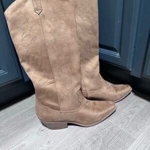 Soda Tan Western Heeled Boots. Worn once. Perfect condition!